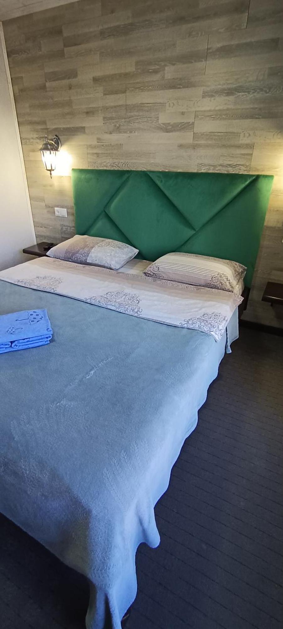 янчар номер студiо з басейном Apartment Mykulychyn